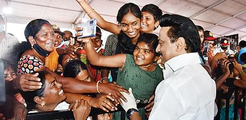 ஈரோட்டில் நடந்த திமுக பரப்புரைக் கூட்டத்தில் பங்கேற்றவர்களுடன் திமுக தலைவர் ஸ்டாலின் செல்பி எடுத்து உற்சாகப்படுத்தினார்.