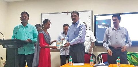 சிதம்பரம் அண்ணாமலை பல்கலைக்கழகத்தில் நடைபெற்ற உலகத் தாய் மொழி நாள் விழாவில் போட்டிகளில் வெற்றி பெற்ற மாணவர்களுக்கு சான்றிதழ் வழங்கப்பட்டது.