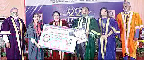 இந்துஸ்தான் கலை மற்றும் அறிவியல் கல்லூரி பட்டமளிப்பு விழாவில், சென்னை பல்கலைக்கழக துணைவேந்தர் எஸ்.கவுரி பங்கேற்று மாணவர்களுக்கு பட்டங்களை வழங்கினார். கல்விக் குழுமத் தலைவர் எலிசபெத் வர்கீஸ், கல்லூரியின் இயக்குநர் சூசன் மார்த்தாண்டன், முதல்வர் சீ.திருமகன் உள்ளிட்டோர் பங்கேற்றனர்.