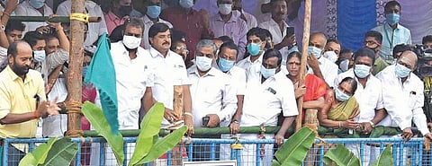 கோவை ஜல்லிக்கட்டில் சீறிப் பாய்ந்த காளைகள்: சிறந்த வீரர்கள், காளைகளின் உரிமையாளர்களுக்கு கார், மோட்டார் சைக்கிள் பரிசு