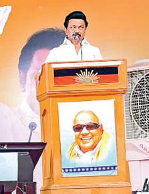 திருப்பூரில் நேற்று நடைபெற்ற 'உங்கள் தொகுதியில் ஸ்டாலின்' தேர்தல் பிரச்சாரக் கூட்டத்தில் பேசிய திமுக தலைவர் மு.க.ஸ்டாலின். (அடுத்த படம்) கூட்டத்தில் பங்கேற்றோரில் ஒரு பகுதியினர்.