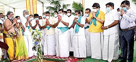 புதுக்கோட்டை மாவட்டம் குன்னத்தூரில் நேற்று நடைபெற்ற காவிரி-குண்டாறு இணைப்புத் திட்ட தொடக்க விழா பூமி பூஜையில் பங்கேற்ற தமிழக முதல்வர் பழனிசாமி, துணை முதல்வர் ஓ.பன்னீர்செல்வம், அமைச்சர்கள் சி.விஜயபாஸ்கர், வெல்லமண்டி என்.நடராஜன், ஓ.எஸ்.மணியன், எஸ்.வளர்மதி,கே.டி.ராஜேந்திரபாலாஜி, க.பாஸ்கரன் உள்ளிட்டோர்.