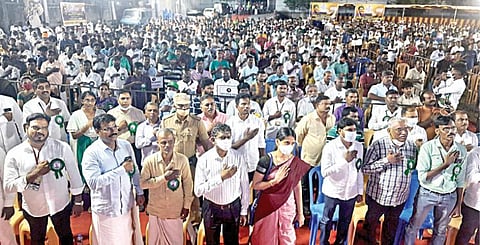 சென்னை ஆதம்பாக்கத்தில் நேற்று மாலை நடந்த பொதுக்கூட்டத்தில் முன்னாள் ஐஏஎஸ் அதிகாரி சகாயம் தலைமையில் அனைவரும் ஊழல் ஒழிப்பு உறுதிமொழி எடுத்துக்கொண்டனர்.படம்: எம்.முத்துகணேஷ்
