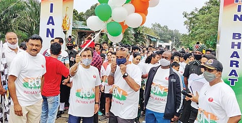 சென்னையில் உள்ள ராணுவ தென் பிராந்திய அலுவலக சுற்றுச்சூழல் பூங்காவில் நேற்று நடந்த தொடர் ஓட்டத்தை, தமிழக தலைமைச் செயலர் ராஜீவ் ரஞ்சன் மூவர்ண பலூன்களை பறக்கவிட்டு தொடங்கிவைத்தார். உடன் இந்திய ராணுவத்தின் தென் பிராந்திய கமாண்டிங் அதிகாரி லெஃப்டினன்ட் ஜெனரல் ஏ.அருண் உள்ளிட்டோர்.படம்: க.ஸ்ரீபரத்