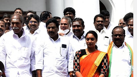 சட்டப்பேரவை வளாகத்தில் ரங்கசாமி. | படம்: எம்.சாம்ராஜ்