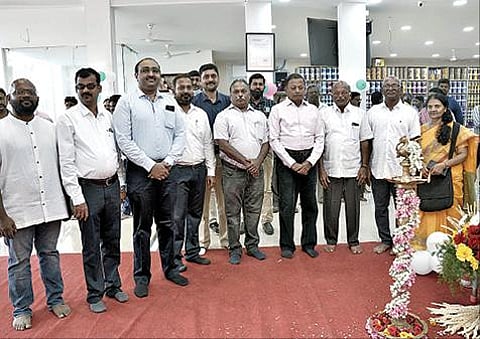 காட்பாடி அடுத்த லத்தேரியில் பாபு ஏஜென்ஸிஸ் புதிய கிளை திறப்பு விழாவில் பங்கேற்றவர்கள்.