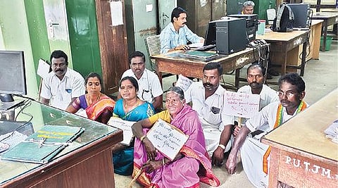 துரிஞ்சாபுரம் ஊராட்சி ஒன்றிய அலுவலகத்தில் நேற்று உள்ளிருப்பு போராட்டத்தில் ஈடுபட்ட கவுன்சிலர்கள்.