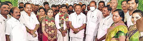 ஆரணியில் நடைபெற்ற இந்து சமய அறநிலையத்துறை அமைச்சர் சேவூர் எஸ்.ராமச்சந்திரன் இல்ல திருமண விழாவில் கலந்துகொண்டு மணமக்களை வாழ்த்திய வனத்துறை அமைச்சர் திண்டுக்கல் சீனிவாசன், மின்சார துறை அமைச்சர் பி.தங்கமணி, முன்னாள் அமைச்சர் அக்ரி எஸ்.எஸ்.கிருஷ்ணமூர்த்தி, எம்எல்ஏ தூசி கே.மோகன் உள்ளிட்டோர்.