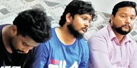 வேலூர் நீதிமன்றத்தில் நேற்று 3 பேர் சரணடைந்தனர்.