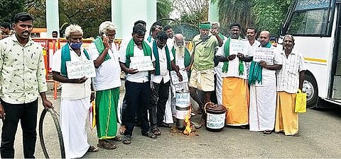 தி.மலை மாவட்ட ஆட்சியர் அலுவலகம் முன்பு பெட்ரோல், டீசல் மற்றும் காஸ் சிலிண்டர் விலை உயர்வை கண்டித்து நூதன போராட்டத்தில் ஈடுபட்ட விவசாயிகள்.