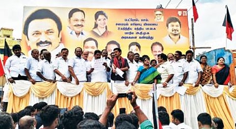 வேலூரில் நேற்று திமுக ஆர்ப்பாட்டத்தில் மாவட்டச் செயலாளர் நந்தகுமார் தலைமையில் காஸ் சிலிண்டருக்கு மாலை அணிவித்து பெண்கள் ஒப்பாரி வைத்து அழுதனர். படம்:வி.எம்.மணிநாதன்.