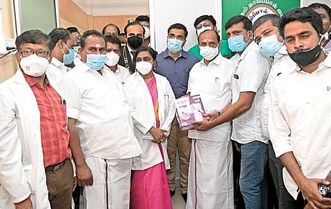 தூத்துக்குடி அரசு மருத்துவக் கல்லூரி மருத்துவமனையில் தாய்ப்பால் வங்கியை அமைச்சர் கடம்பூர் செ.ராஜூ தொடங்கி வைத்தார். படம்: என்.ராஜேஷ்