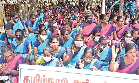 தென்காசி மாவட்ட ஆட்சியர் அலுவலகம் அருகில் காத்திருப்பு போராட்டத்தில் ஈடுபட்ட அங்கன்வாடி பணியாளர்கள்.