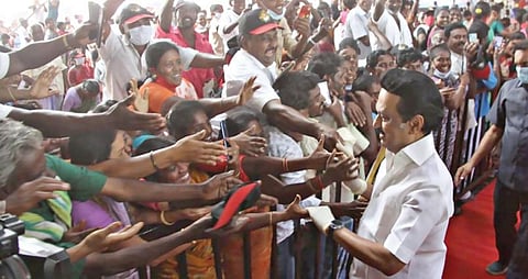 சேலம் மாவட்டம் மேச்சேரி ஒன்றியத்துக்கு உட்பட்ட ஓலப்பட்டி ஊராட்சி 5-வது மைல் பகுதியில், ‘உங்கள் தொகுதியில் ஸ்டாலின்’ நிகழ்ச்சி நடந்தது. இதில், பங்கேற்ற திமுக தலைவர் மு.க.ஸ்டாலினுக்கு கைகொடுத்து வரவேற்ற தொண்டர்கள்.