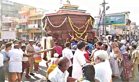 பவானி சங்கமேஸ்வரர் கோயிலுக்கு புதிதாக வடிவமைக்கப்பட்ட தேரின் வெள்ளோட்டம் நேற்று நடந்தது.