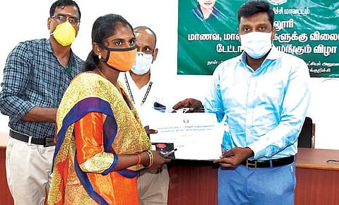 கள்ளக்குறிச்சியில் கல்லூரி மாணவிக்கு இலவச இணையதள தரவு அட்டைகளை வழங்கும் ஆட்சியர் கிரண்குராலா.
