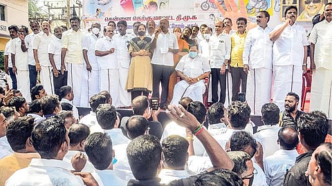 பெட்ரோல், டீசல், சமையல் எரிவாயு விலை உயர்வைக் கண்டித்து தமிழகம் முழுவதும் திமுக சார்பில் நேற்று ஆர்ப்பாட்டம் நடத்தப்பட்டது. சென்னை தெற்கு மாவட்ட திமுக சார்பில் சைதாப்பேட்டை பனகல் மாளிகை அருகில் மாவட்டச் செயலாளர் மா.சுப்பிரமணியன் எம்எல்ஏ தலைமையில் நேற்று ஆர்ப்பாட்டம் நடந்தது. இதில், திமுக பொதுச்செயலாளர் துரைமுருகன், தென்சென்னை தொகுதி எம்.பி. தமிழச்சி தங்கபாண்டியன், எம்எல்ஏக்கள் வாகை சந்திரசேகர், புகழேந்தி, முன்னாள் அமைச்சர் பூங்கோதை ஆலடி அருணா உள்ளிட்டோர் பங்கேற்றனர். படம்: பு.க.பிரவீன்