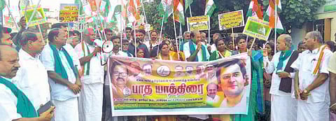 டெல்லியில் போராடும் விவசாயிகளுக்கு ஆதரவாக காங்கிரஸ் கட்சியினர் பாதயாத்திரை பேரணி