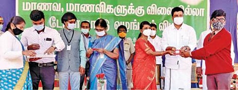 திருப்பூர், நீலகிரி மாவட்ட கல்லூரி மாணவர்களுக்கு ‘2 ஜிபி’ தரவு அட்டைகள் வழங்கல்