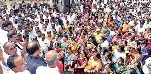 திருப்பூர் மாவட்டம் உடுமலையில் ஆர்ப்பாட்டம் நடத்திய திமுகவினர். படம்: எம்.நாகராஜன்