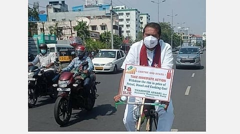 பெட்ரோல் விலை உயர்வுக்கு எதிர்ப்பு: சைக்கிளில் பேரவைக்கு வந்த எம்எல்ஏ