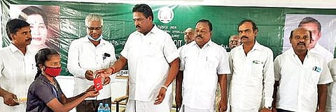 புதுப்பாளையம் அடுத்த நாகப்பாடியில் உள்ள அரசு தொழில்நுட்பக் கல்லூரியில் ஒரு மாணவிக்கு இலவச இணையதள டேட்டா கார்டை வழங்கிய எம்எல்ஏ பன்னீர்செல்வம் .