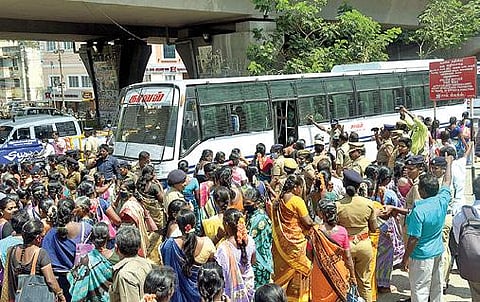 பல்வேறு கோரிக்கைகளை வலியுறுத்தி, வேலூர் மாவட்ட ஆட்சியர் அலுவலகம் எதிரே நேற்று சாலை மறியலில் ஈடுபட்ட சத்துணவு ஊழியர் சங்கத்தினரை காவல்துறையினர் கைது செய்தனர். அடுத்த படம்: திருவண்ணாமலை மாவட்ட ஆட்சியர் அலுவலகம் முன்பு மறியலில் ஈடுபட்ட தமிழ்நாடு சத்துணவு ஊழியர் சங்கத்தினர்.