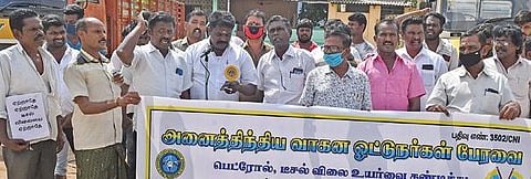 பெட்ரோல், டீசல் விலை உயர்வை கண்டித்து தூத்துக்குடியில் வாடகை கார் ஓட்டுநர்கள் ஆர்ப்பாட்டம் நடத்தினர். படம்: என்.ராஜேஷ்