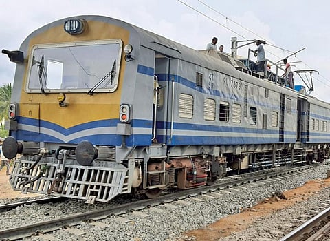 கடம்பூர் - கோவில்பட்டி 2-வது இருப்பு பாதையில் மின்சார கம்பி இணைப்புகளை சரி செய்த தொழிலாளர்கள்.