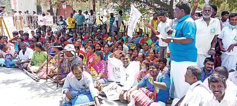 விருதுநகர் மாவட்ட ஆட்சியர் அலுவலகம் முன் குடியேறும் போராட்டத்தில் ஈடுபட்ட மாற்றுத் திறனாளிகள்.