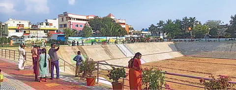 விழுப்புரம் பூந்தோட்ட பூங்காவில் குவிந்திருக்கும் மக்கள் கூட்டம்.