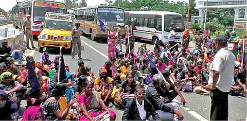 திருப்பூர் ஆட்சியர் அலுவலகம் முன்பு நேற்று சாலை மறியலில் ஈடுபட்ட சத்துணவு ஊழியர் சங்கத்தினர்.