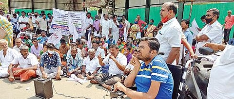 திருப்பூர் ஆட்சியர் அலுவலகம் எதிரில் நேற்று குடியேறும் போராட்டத்தில் ஈடுபட்ட மாற்றுத்திறனாளிகள். படம்: இரா.கார்த்திகேயன்.