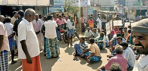 சாத்தனூரில் அதிகாரிகளை கண்டித்து சாலை மறியலில் ஈடுபட்ட விவசாயிகள்.