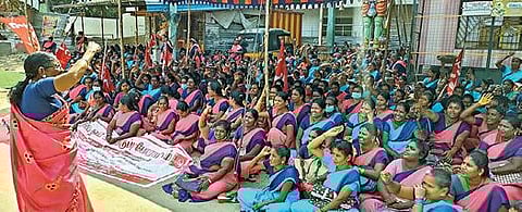 பல்வேறு கோரிக்கைகளை வலியுறுத்தி, வேலூர் மாவட்ட ஆட்சியர் அலுவலகம் எதிரே மூன்றாவது நாளாக நேற்று காத்திருப்பு போராட்டத்தில் ஈடுபட்ட தமிழ்நாடு அங்கன்வாடி ஊழியர் மற்றும் உதவியாளர் சங்கத்தினர்.படம்: வி.எம்.மணிநாதன்.