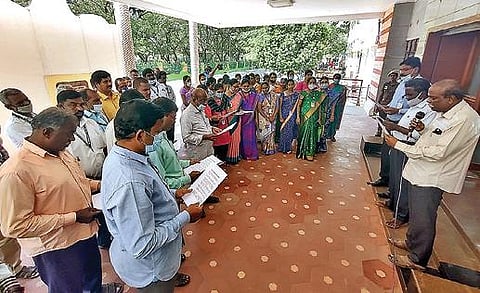 மறைந்த முன்னாள் முதல்வர் ஜெயலலிதாவின் பிறந்தநாளையொட்டி, வேலூர் மாவட்ட ஆட்சியர் அலுவலக வளாகத்தில் ஆட்சியரின் நேர்முக உதவியாளர் (பொது) விஜயராகவன் தலைமையில் மாநில பெண் குழந்தைகள் பாதுகாப்பு தின உறுதிமொழி ஏற்ற அரசு ஊழியர்கள். அடுத்த படம்: திருப்பத்தூர் மாவட்ட ஆட்சியர் அலுவலக வளாகத்தில் மாநில பெண் குழந்தைகள் பாதுகாப்பு தின உறுதிமொழியை மாவட்ட மகளிர் திட்ட இயக்குநர் உமாமகேஸ்வரி வாசிக்க, அரசு அதிகாரிகள் மற்றும் ஊழியர்கள் உறுதிமொழி ஏற்றுக்கொண்டனர்.