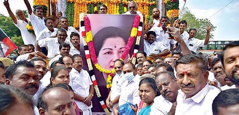 கொக்கிரகுளத்தில் எம்.ஜி.ஆர். சிலைக்கு அருகே அலங்கரிக்கப்பட்ட ஜெயலலிதாவின் உருவப்படத்துக்கு மாலை அணிவித்து மரியாதை செலுத்தப்பட்டது.