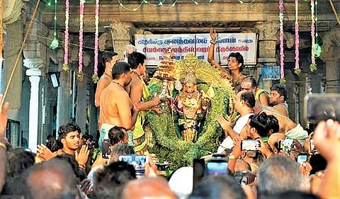 திருச்செந்தூர் மாசித் திருவிழாவில் நேற்று பச்சை சார்த்தி கோலத்தில் எழுந்தருளிய சுவாமி சண்முகர், வள்ளி, தெய்வானைக்கு சிறப்பு தீபாராதனை நடந்தது.