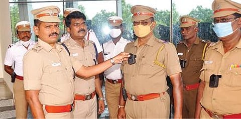 திருநெல்வேலி மாநகரில் ரோந்து பணியில் ஈடுபடும் போலீஸாருக்கு நவீன கேமராக்களை துணை ஆணையர் சீனிவாசன் வழங்கினார். படம்: மு.லெட்சுமி அருண்.