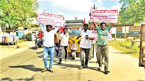 பெட்ரோல், டீசல் விலை உயர்வை கண்டித்து தூத்துக்குடி தாளமுத்துநகரில் மார்க்சிஸ்ட் கட்சியினர் ஆட்டோவை கயிறு கட்டி இழுத்து போராட்டத்தில் ஈடுபட்டனர்.