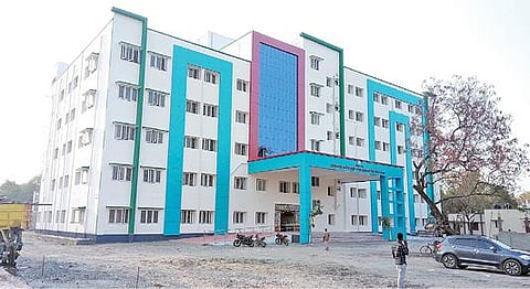 விருதுநகரில் புதிதாகத் திறக்கப்பட்டுள்ள மகப்பேறு மற்றும் குழந்தைகள் நல சிகிச்சைப் பிரிவு மருத்துவமனைக் கட்டிடம்.