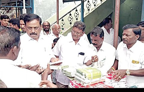 மறைந்த முன்னாள் முதல்வர் ஜெயலலிதாவின் 73-வது பிறந்தநாளை ஒட்டி திருப்போரூரில் மக்களுக்கு வேட்டி, சேலை வழங்கப்பட்டது.