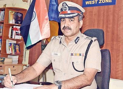 மேற்கு மண்டல ஐ.ஜி.யாக நேற்று பொறுப்பேற்றுக்கொண்ட ஆர்.தினகரன். படம்: ஜெ.மனோகரன்