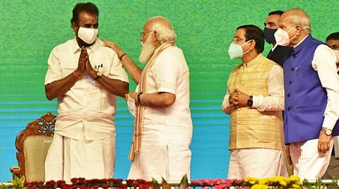 அமைச்சர் வேலுமணியைச் செல்லமாகத் தட்டிக்கொடுத்த பிரதமர்; வேலுமணி பெயரைச் சொன்னதும் கைதட்டலால் அதிர்ந்த அரங்கம்