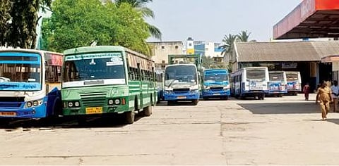 தொழிற்சங்கங்கள் வேலை நிறுத்த போராட்டத்தால், வேலூர் கிருஷ்ணாநகர் பகுதியில் உள்ள அரசு போக்குவரத்து பணிமனை முன்பாக பாதுகாப்பு பணியில் ஈடுபட்டிருந்த காவல் துறையினர். அடுத்த படம்: அரசு பேருந்துகள் இயக்கப்படாததால் வெறிச்சோடிய திருவண்ணாமலை மத்திய பேருந்து நிலையம். கடைசிப்படம்: திருப்பத்தூர் புதிய பேருந்து நிலையத்தில் அரசு பேருந்துகள் இயக்கப்படாமல் நிறுத்தப்பட்டுள்ளன.