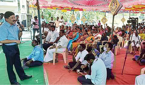 வாணியம்பாடியில் நேற்று தொழிலாளர்களுடன் கலந்துரையாடிய தென் சென்னை நாடாளுமன்ற உறுப்பினர் தயாநிதி மாறன்.