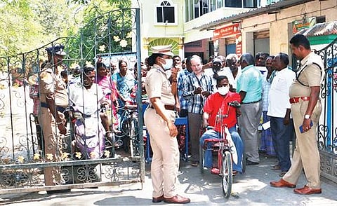 வேலூர் மாவட்ட மாற்றுத்திறனாளிகள் நல அலுவலகம் அருகே அண்ணா சாலையில் மறியலில் ஈடுபட முயன்ற மாற்றுத்திறனாளிகளை தடுத்து நிறுத்திய காவல் துறையினர். படம்:வி.எம்.மணிநாதன்.