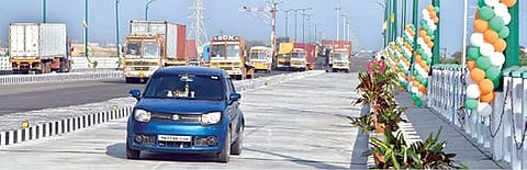 கோவையில் நடைபெற்ற விழாவில் பிரதமர் நரேந்திர மோடி காணொலி காட்சி மூலம் நாட்டுக்கு அர்ப்பணித்து வைத்த தூத்துக்குடி வஉசி துறைமுக 8 வழிச்சாலை பாலம். படம்: என்.ராஜேஷ்