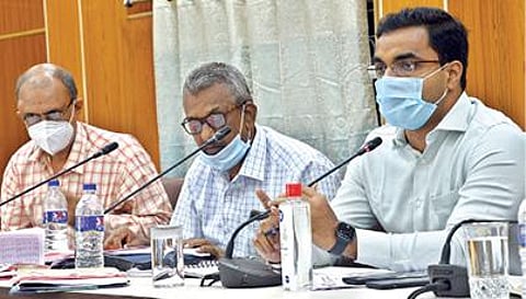 தூத்துக்குடி ஆட்சியர் அலுவலகத்தில் நடைபெற்ற விவசாயிகள் குறைதீர் நாள் கூட்டத்தில் ஏராளமான விவசாயிகள் கலந்து கொண்டனர். (அடுத்த படம்) கூட்டத்தில் மாவட்ட ஆட்சியர் கி.செந்தில் ராஜ் பேசினார். படங்கள்: என்.ராஜேஷ்