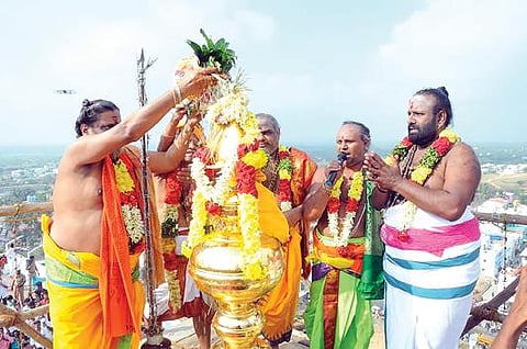 புதுக்கோட்டை மாவட்டம் விராலிமலை சுப்பிரமணிய சுவாமி கோயிலில் நேற்று நடைபெற்ற குடமுழுக்கின்போது கோபுர கலசத்தில் ஊற்றப்படும் புனிதநீர்.